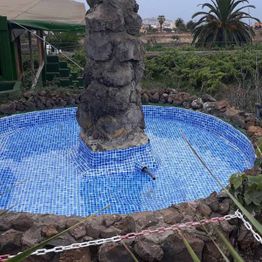 fuente en jardin